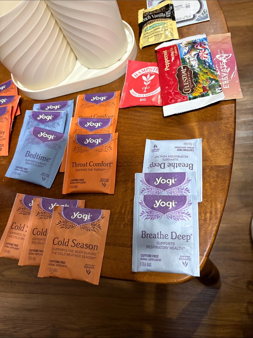 Starbucks cup with yogi tea bags in beige containers. Tea bags in container. - Picture 3 of 16